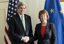 Šéfové diplomacie USA a EU Kerry a Ashtonová.