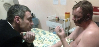 Dmytro Bulatov, údajně mučený ukrajinský aktivista, při setkání s boxerským šampionem Kličkem.