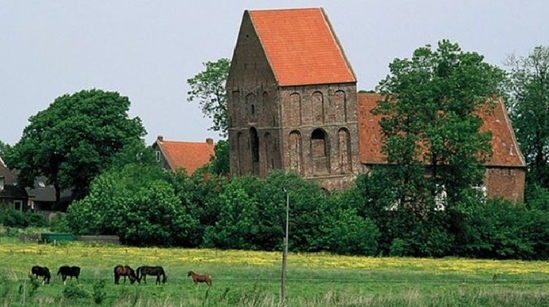Šikmá kostelní věž v německém Suurhusenu.