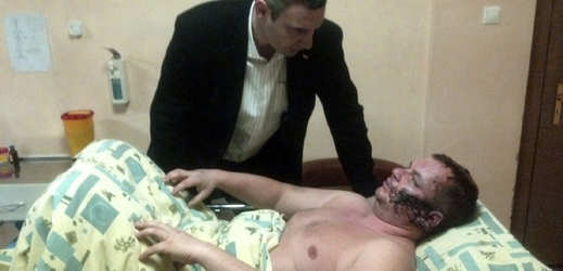 Jeden z vůdců opozice, světový šampion v boxu Kličko u Bulatova, kterého údajně unesli a mučili.