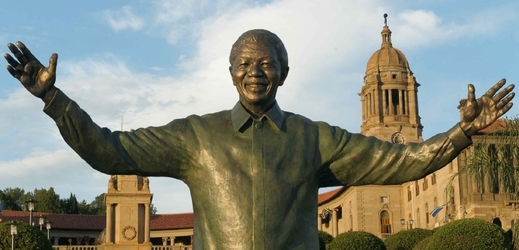Mandela ve své poslední vůli neškudlil. Na snímku jeho nová socha v Pretorii.