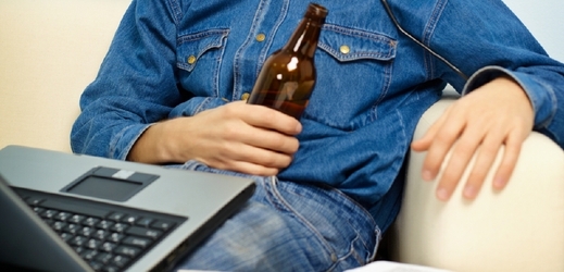Hra má dvě podmínky: její účastník je pod vlivem alkoholu a natočí svůj výkon na video (ilustrační foto).