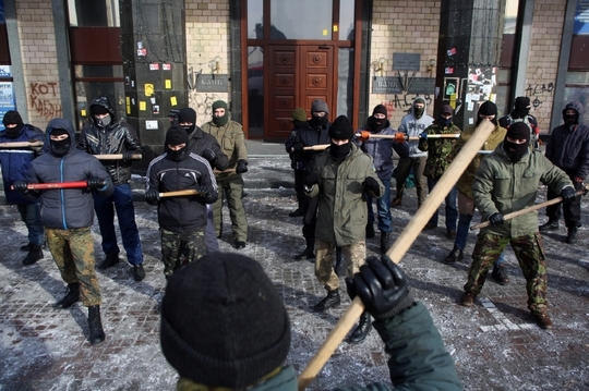 Pravicoví demonstranti se v centru Kyjeva učí boji zblízka.