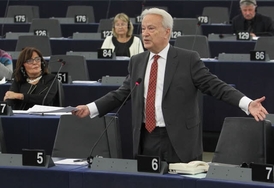 Nicht alle Tassen im Schrank? Hannes Swoboda by rád viděl kosovského premiéra jako nositele Nobelovy ceny za mír.