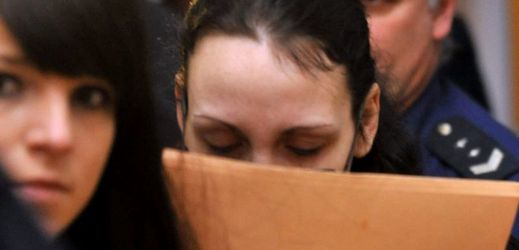 U Krajského soudu v Brně začal 4. února proces s jednatřicetiletou ženou z Vlasatic na Brněnsku obžalovanou z vraždy svých tří novorozených dětí. Hrozí jí doživotní trest vězení. 