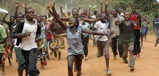 Křesťané se radují nad odchodem příslušníků muslimských milic Séléka z Bangui.