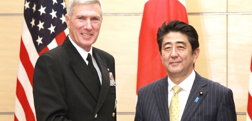 Japonský premiér Šinzó Abe a admirál Samuel J. Locklear, vrchní velitel americké flotily v Pacifiku.