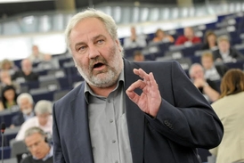 Dosavadní zbytečná byrokreacie občany obtěžuje, říká německý europoslanec Rapkay.