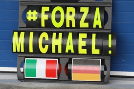 Neutuchající podpora Michaela Schumachera.