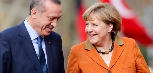Merkelová a Erdogan v Berlíně. Za kencléřčinými úsměvy ostražitost.