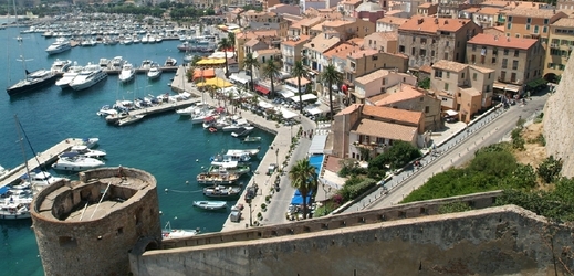 Korsika je letním rájem turistů (ilustrační foto).