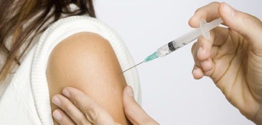 Poskytování bezplatného očkování proti chřipce zabralo, vakcíny ubývá (ilustrační foto).