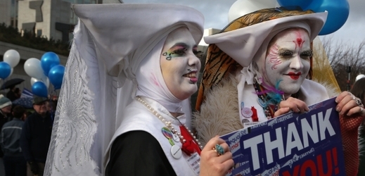 Zastánci sňatků homosexuálů před Holyroodem.