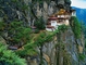 Bhútán. Himálajské pohoří, tajemné lesy a všudypřítomná buddhistická kultura jsou silným lákadlem. Mnoho potenciálních návštěvníků ovšem odradí poplatek 250 dolarů (přes pět tisíc korun) na den, který každý turista musí zaplatit.
