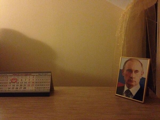 Recepce jednoho z hotelů sice nemá podlahu, ale hosty zato vítá Vladimir Putin.
