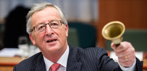 Jean-Claude Juncker se prý tu a tam rád napije. Na snímku ještě jako šéf Euroskupiny při zahajování schůze.