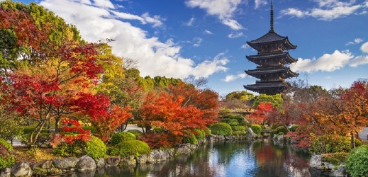 Japonsko. Tajemná země samurajů si zachovala svébytnou kulturu, staré chrámy a zároveň nastoluje tempo v oblasti techniky. Mnohé turisty však odradí tamní ceny i jazyk, který vnímají jako překážku. 