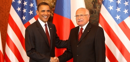 Americký prezident Barack Obama (vlevo) a bývalý český prezident Václav Klaus se setkali v roce 2010.