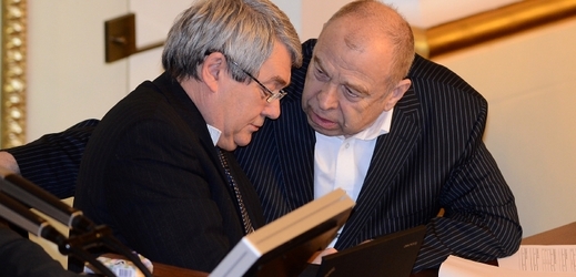 Místopředseda sněmovny Vojtěch Filip (vlevo) a poslanec Jaroslav Zavadil na schůzi Poslanecké sněmovny.