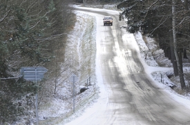 Dopravu v Ústeckém kraji komplikuje ledovka (ilustrační foto).