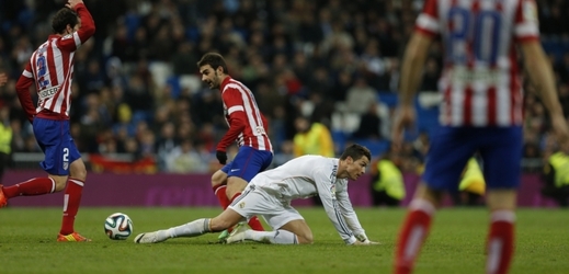 Cristiano Ronaldo (v bílém) v zápase proti Atlétiku Madrid.