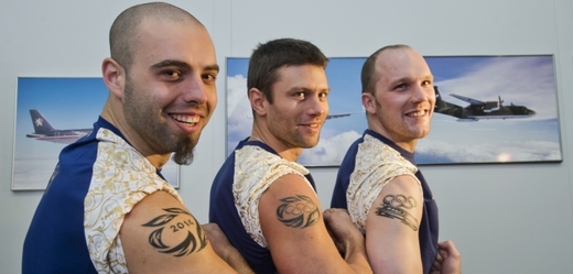 Bobisté (zleva) Dominik Suchý, Jan Vrba a Michal Vacek ukazují olympijské tetování. 