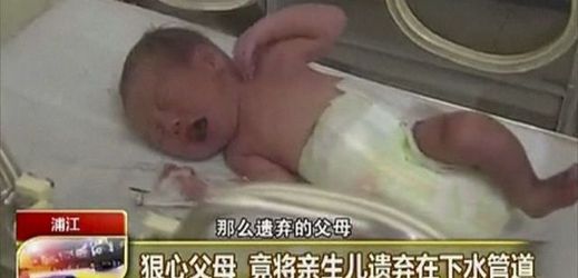 Loni svět šokovaly záběry ze záchrany novorozeného chlapečka, kterého matka hodila do toalety. Zázrakem dítě přežilo.