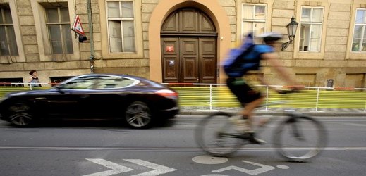 Cyklistů ve městech přibývá (ilustrační foto).