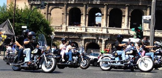 Při oslavách 110. výročí založení firmy dostal papež motocykl Harley-Davidson (ilustrační foto).