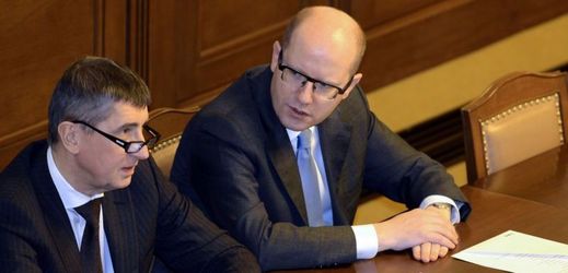 Zleva ministr financí Andrej Babiš (ANO) a premiér Bohuslav Sobotka (ČSSD).