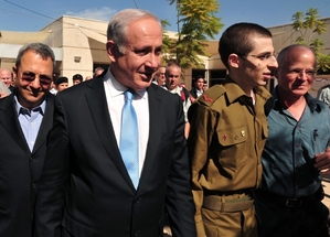 Propuštěný Šalit s otcem (vpravo) a premiérem Netanjahuem.