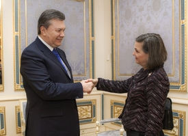 Nulandová u Janukovyče.