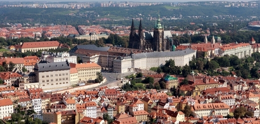 Turisté zůstávají v Praze i delší dobu, než tomu bylo v předešlých letech (ilustrační foto).