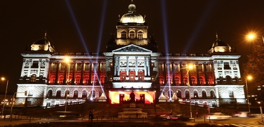 Osvětlená budova Národního muzea v Praze, kde se konala oslava 20. narozenin televize Nova. 