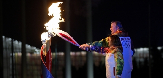 Olympijský oheň zapálili hokejista Vladislav Treťjak a krasobruslařka Irina Rodninová.