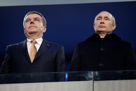 Splněný sen. Ruský prezident Vladimir Putin (vpravo) po boku Thomase Bacha, předsedy Mezinárodního olympijského výboru.