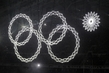 Během slavnostího ceremoniálu nastala jen jediná viditelná chybka. A to když se v úvodu pořádně neroztáhl a nerozsvítil jeden z pěti olympijských kruhů.