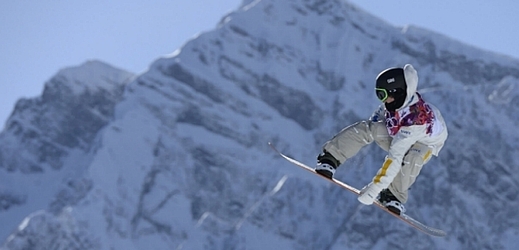 Americký snowboardista Sage Kotsenburg. 