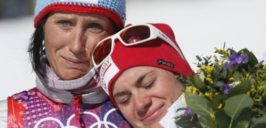 Vítězka skiatlonu Marit Björgenová (vlevo) a třetí Heidi Wengová na stupních vítězů plakaly.