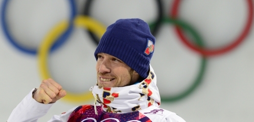 Biatlonista Jaroslav Soukup se raduje z bronzové medaile.
