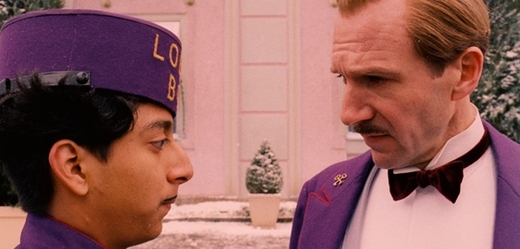 Tony Revolori (vlevo) a Ralph Fiennes ve snímku Grandhotel Budapešť. 