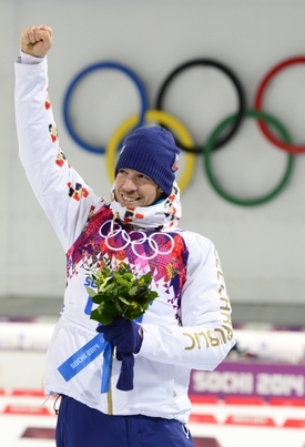 Biatlonista Jaroslav Soukup se raduje z bronzové medaile.