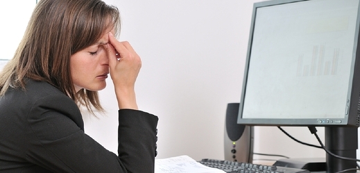 Bolest hlavy či zad patří k nejběžnějším obtížím spojeným se sedavým zaměstnáním (ilustrační foto).