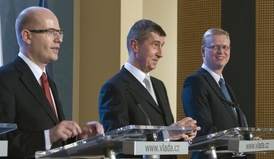 Lídři koalice (zleva) Bohuslav Sobotka (ČSSD), Andrej Babiš (ANO) a Pavel Bělobrádek KDU-ČSL).