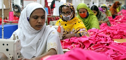 Bangladéš je druhým největším výrobcem textilu na světě a vyrábí pro mnohé známé světové maloobchodní společnosti. V tamních textilních podnicích panují ale špatné bezpečnostní podmínky.