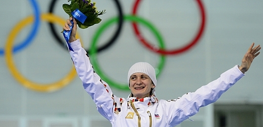 Martina Sáblíková se raduje ze zisku stříbrné medaile.