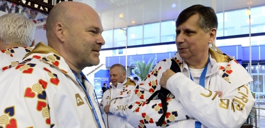 Exministr Jan Fischer (vpravo) v Českém domě na olympijských hrách v Soči.