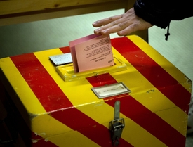Švýcaři dnes těsnou většinou přijali v referendu návrh místních nacionalistů na omezení přistěhovalectví.