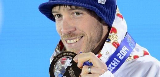 Jaroslav Soukup s bronzovou medailí z biatlonového sprintu.