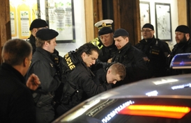 Dánští studenti přijeli do Prahy na zimní prázdniny, policie byla po zkušenostech z minulého roku připravena.